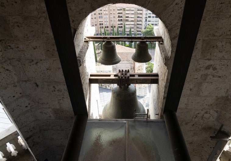 La campana de horas y encima, las de cuartos, en la torre de la catedral. Justo debajo puede verse el armazón del ascensor, que dificultaba el toque de la campana.