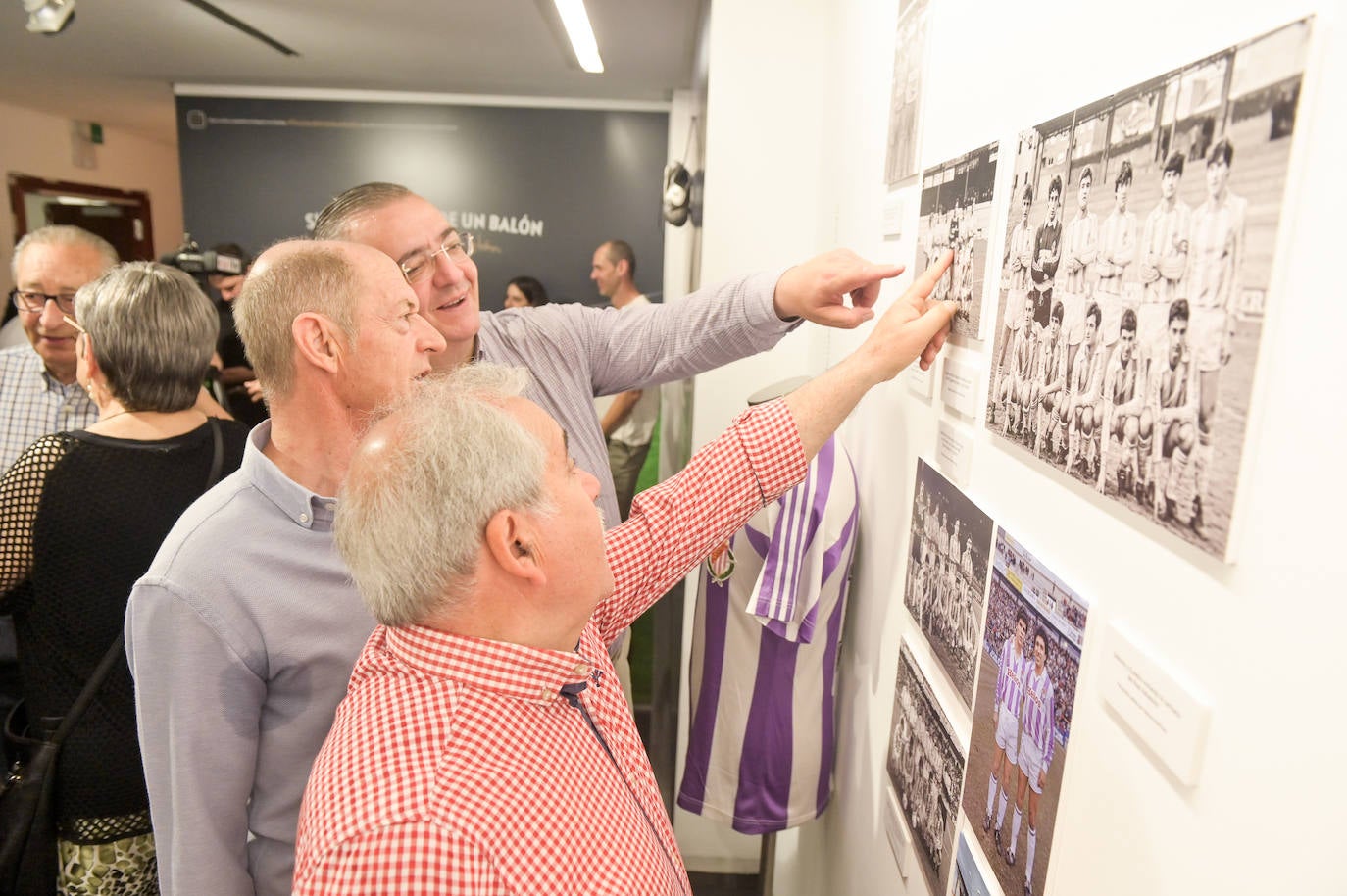 Las imágenes de la exposición &#039;Sueños detrás de un balón&#039; con Eusebio Sacristán