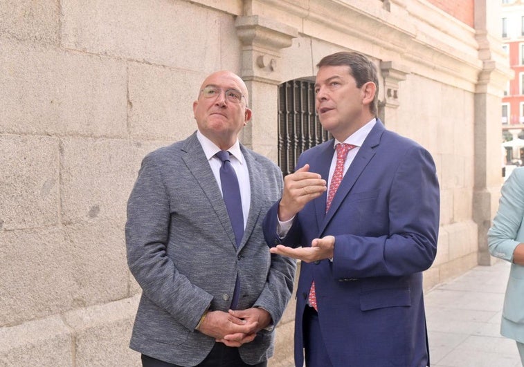 Alfonso Fernández Mañueco, junto a Jesús Julio Carnero este martes.