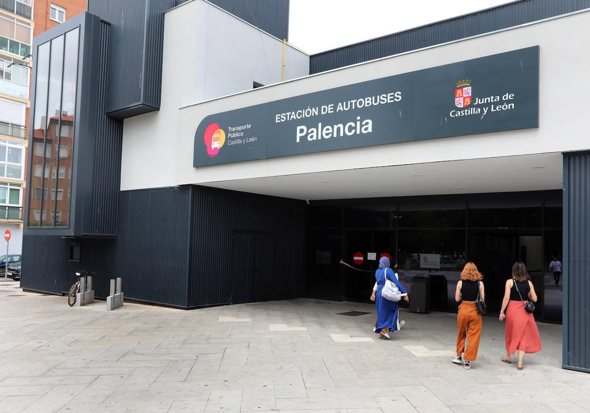 Varias personas entran a la Estación de Autobuses de Palencia.