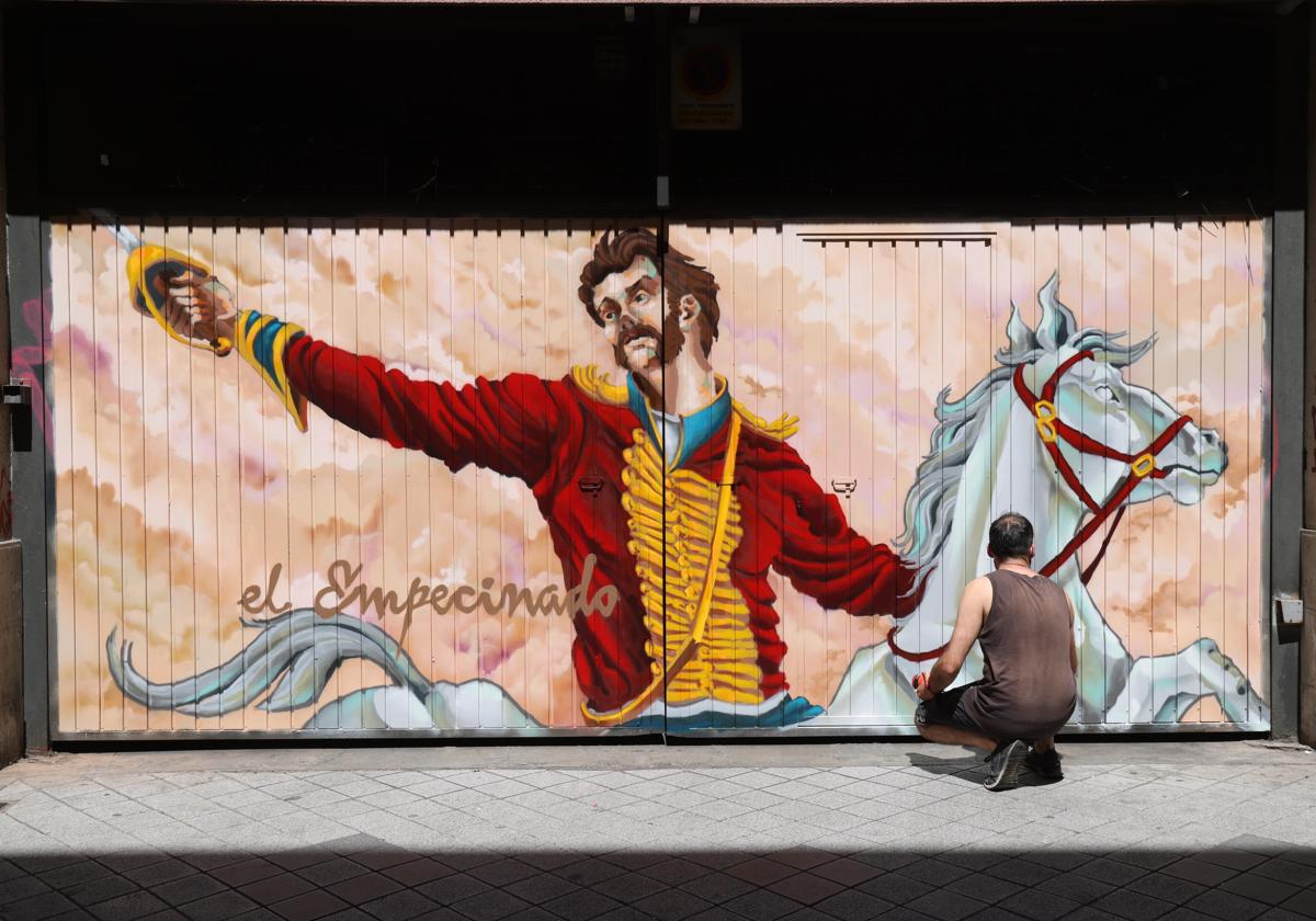 Javier Román remata el mural de la calle Empecinado.