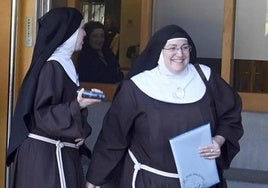 La exabadesa de Belorado, saliendo de los Tribunales de Burgos.