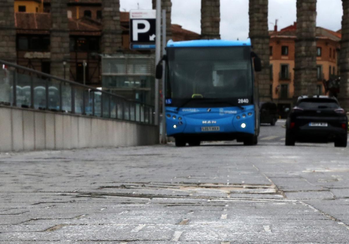 Uno de los baches en la calzada de la avenida Padre Claret.