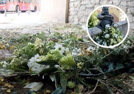 Flores en el suelo en el paseo de Santo Domingo que fueron colocadas junto a la escultura del diablillo.