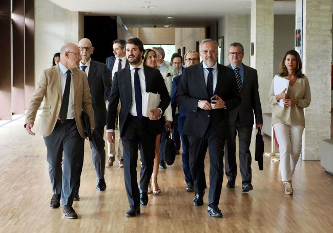 Juan García-Gallardo, acompañado por procuradores y consejeros, se dirige a la Comisión de Vicepresidencia, este martes.