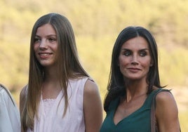 La Infanta Sofía acompañada por su madre, la Reina Letizia.