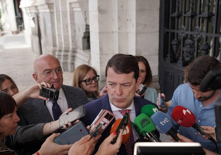 Fernández Mañueco antes de un acto hoy en el Ayuntamiento de Valladolid.