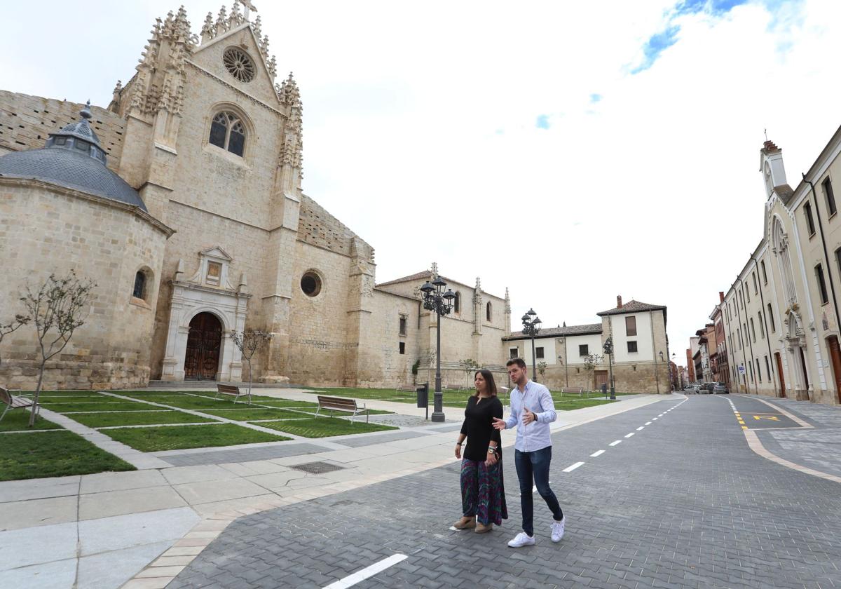 La alcaldesa y el concejal de Obras pasean por la calle Mayor Antigua.