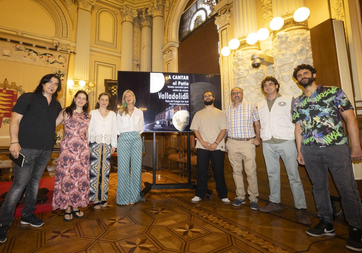 Presentación del festival en el salón de recepciones del Ayuntamiento con representantes de los grupos musicales.