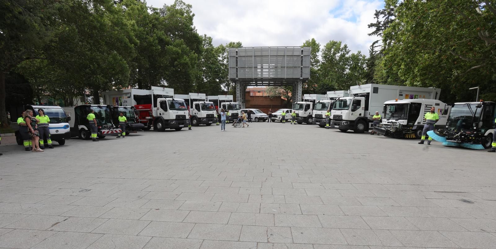 La nueva flota de vehículos de limpieza, en el parque del Salón.