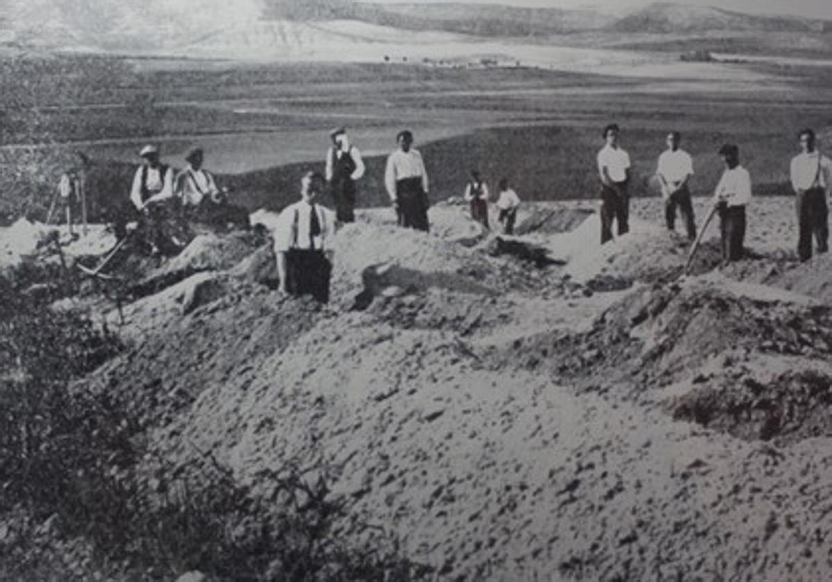 Excavación de la necrópoli de Piña de Esgueva, en 1932.