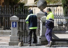 Entrada a los aseos públicos de la Plaza Mayor de Segovia.