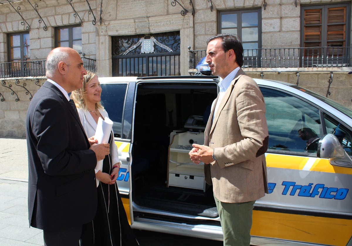 Jacinto Canales, María Inmaculada García y Guzmán Gómez junto al vehículo