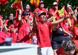 Aficionados disfrutando de un partido en Recoletos.