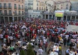 Cientos de personas ven el partido de España ante Francia en la pantalla del Azoguejo.