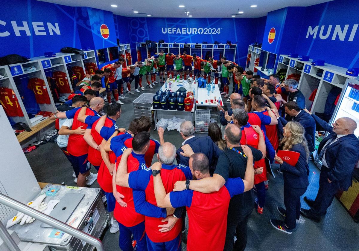 La selección española, en el vestuario del estadio de Munich.