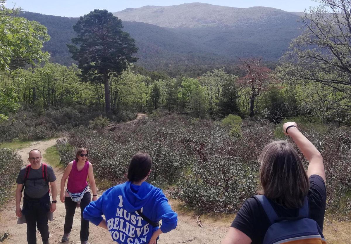 Un grupo de excursionistas durante una ruta por la sierra de Guadarrama.