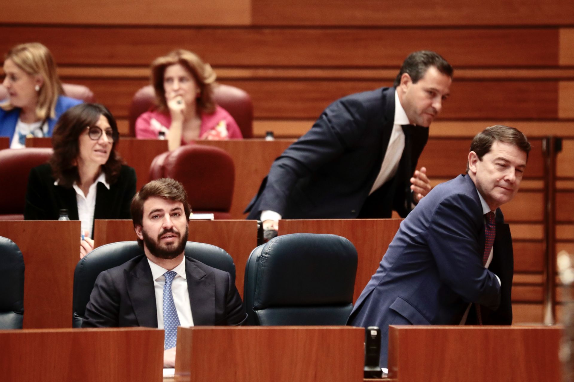 Alfonso Fernández Mañueco y Raúl de la Hoz abandonan sus escaños tras las preguntas al presidente en una sesión de control de las Cortes de Castilla y León.