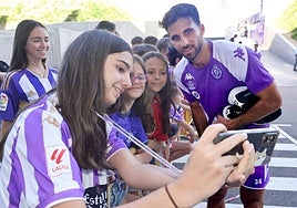 Aficionados en el primer entrenamiento del Real Valladolid con Eray Cömert.
