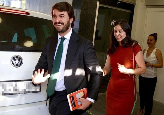 Juan García-Gallardo, a su llegada a la reunión del Comité Ejecutivo Nacional de Vox. En la mano lleva el libro de Michel Houllebecq 'Sumisión'.