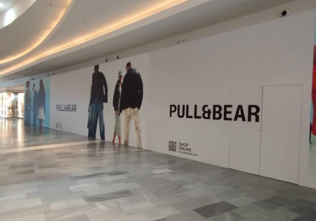 Futuro local de Pull & Bear, ya con el nuevo logo en los carteles de Rio Shopping.