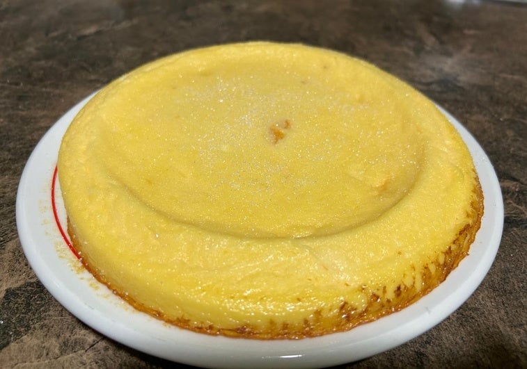 El pastel de melocotón, listo para degustar.