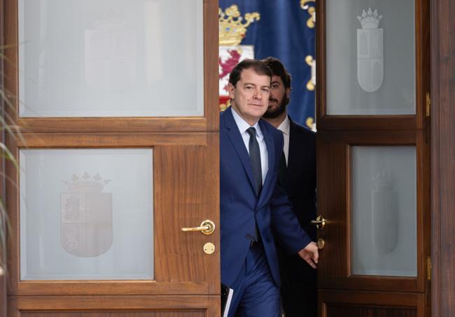 Alfonso Fernández Mañueco y Juan García-Gallardo, saliendo, meses atrás, del despacho del primero.