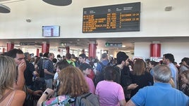 La estación de trenes de León colapsada por los viajeros apeados del tren averiado.