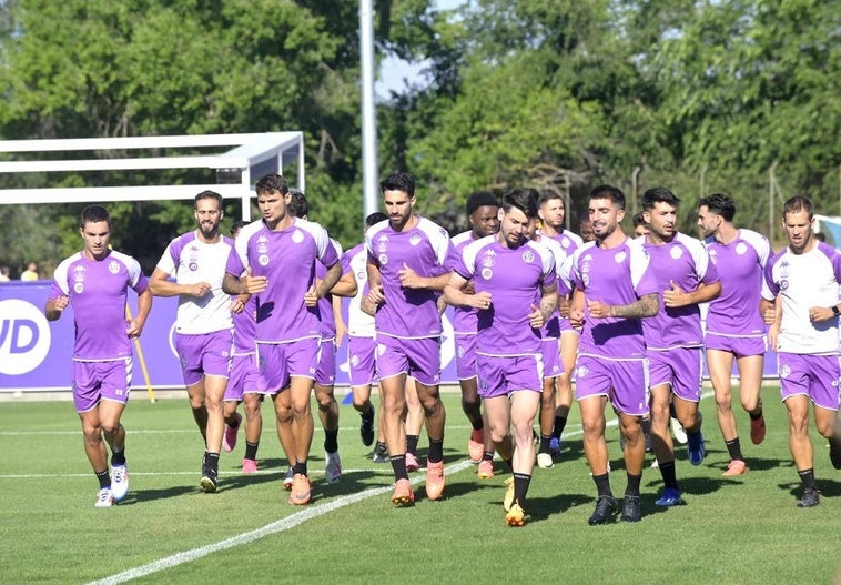 Varios jugadores y miembros del cuerpo técnico del Real Valladolid, durante la primera sesión de entrenamiento de la pretemporada en los Anexos.