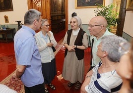 Misioneros palentinos conversan en el Palacio Episcopal.