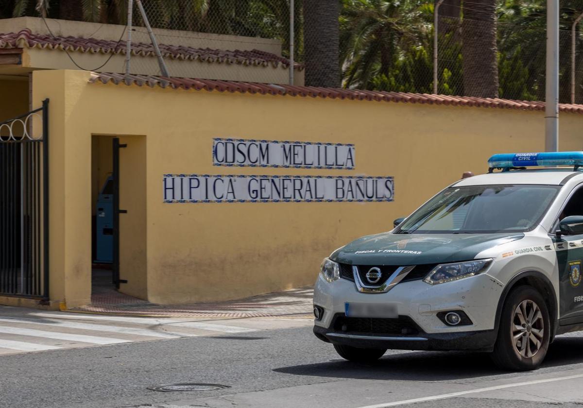 Una patrulla de la Guardia Civil ante el centro militar en el que ocurrieron los hechos.