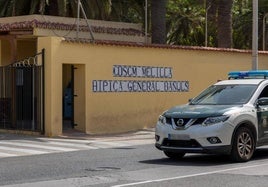 Una patrulla de la Guardia Civil a las puertas del complejo deportivo de Melilla donde se produjo el accidente el miércoles.