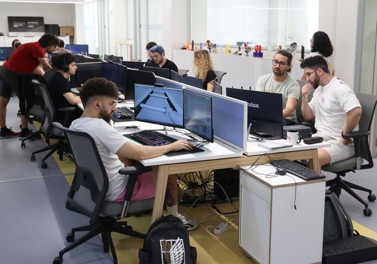 Miembros del equipo de Pentakill Studios en la sede de la Agencia de Innovación y Desarrollo Económico (Ideva).