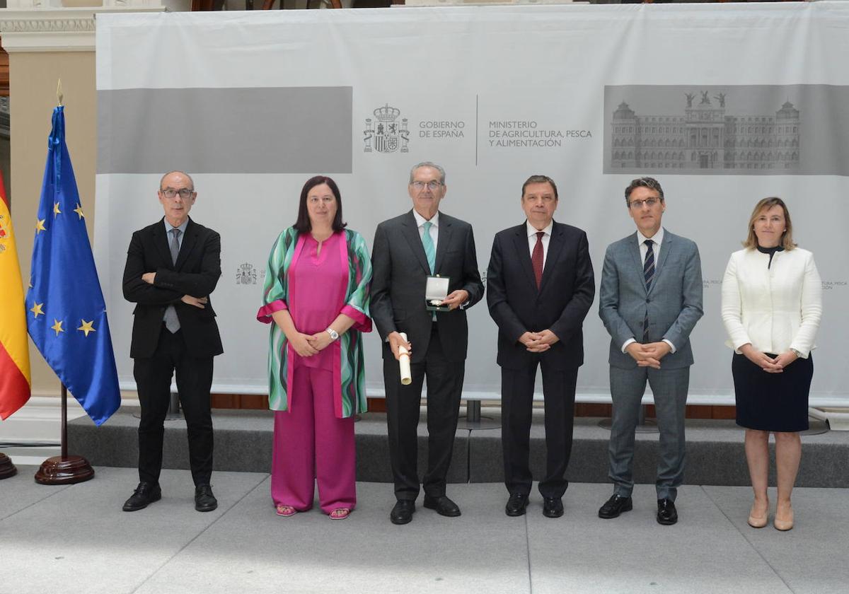 Rafael Sánchez muestra su premio junto al ministro Planas y otros cargos del Ministerio.