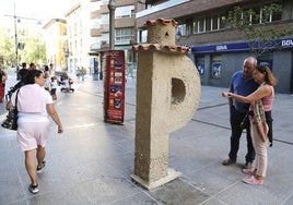 Varias personas observan una 'P' dedicada a los palomares.