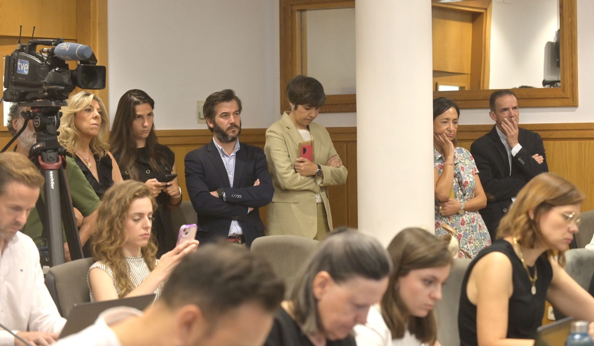 Parte del equipo de Juan García-Gallardo, en la sala de prensa durante la intervención del ya ex vicepresidente.