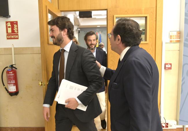 José María Barrio Gil-Fournier, director de Gabinete, consuela a Juan García-Gallardo tras concluir su rueda de prensa.