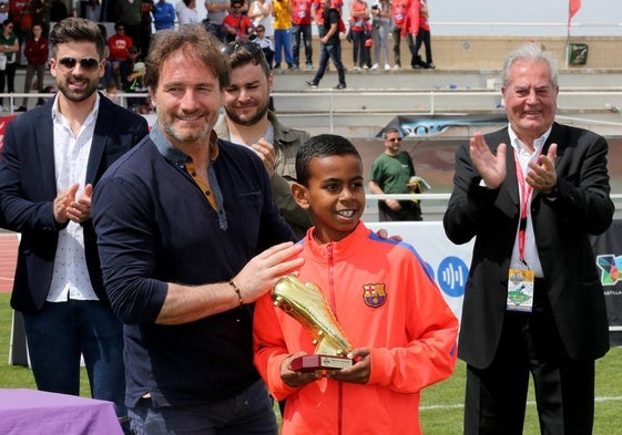 Juan Carlos 'El galgo' entrega el trofeo de máximo goleador del torneo a Lamine.