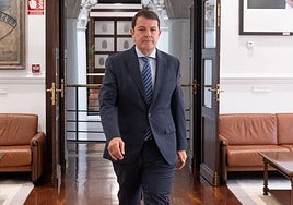 Alfonso Fernández Mañueco se dirige a informar este viernes de los cambios en su gobierno.