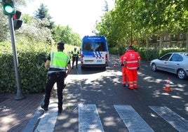 Los agentes de Atestados toman medidas en el lugar del accidente del ciclista en el Paseo de Zorrilla.