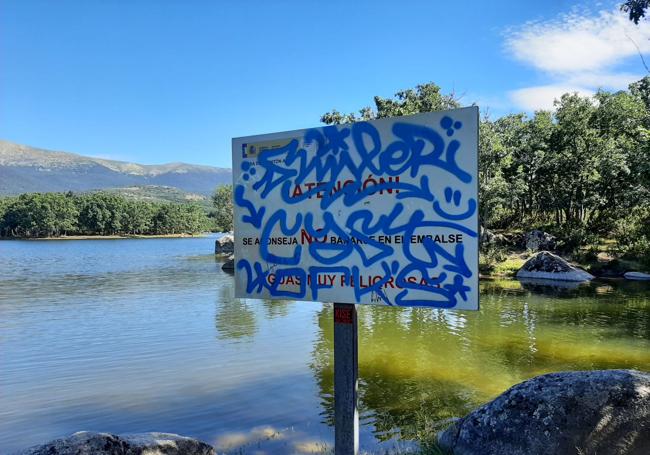 Cartel que aconseja no bañarse en el Pontón Alto.