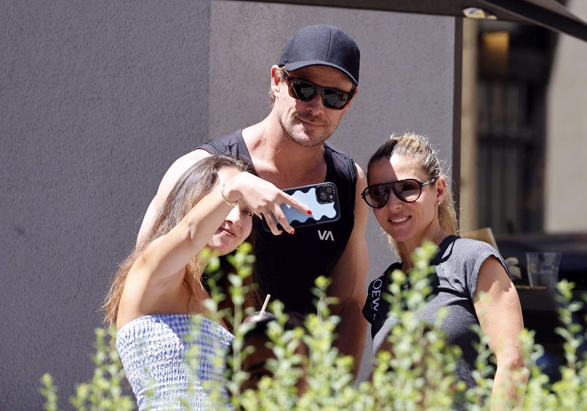 Elsa Pataky y Chris Hemsworth se hacen una fotografía con una de sus fans en Madrid.