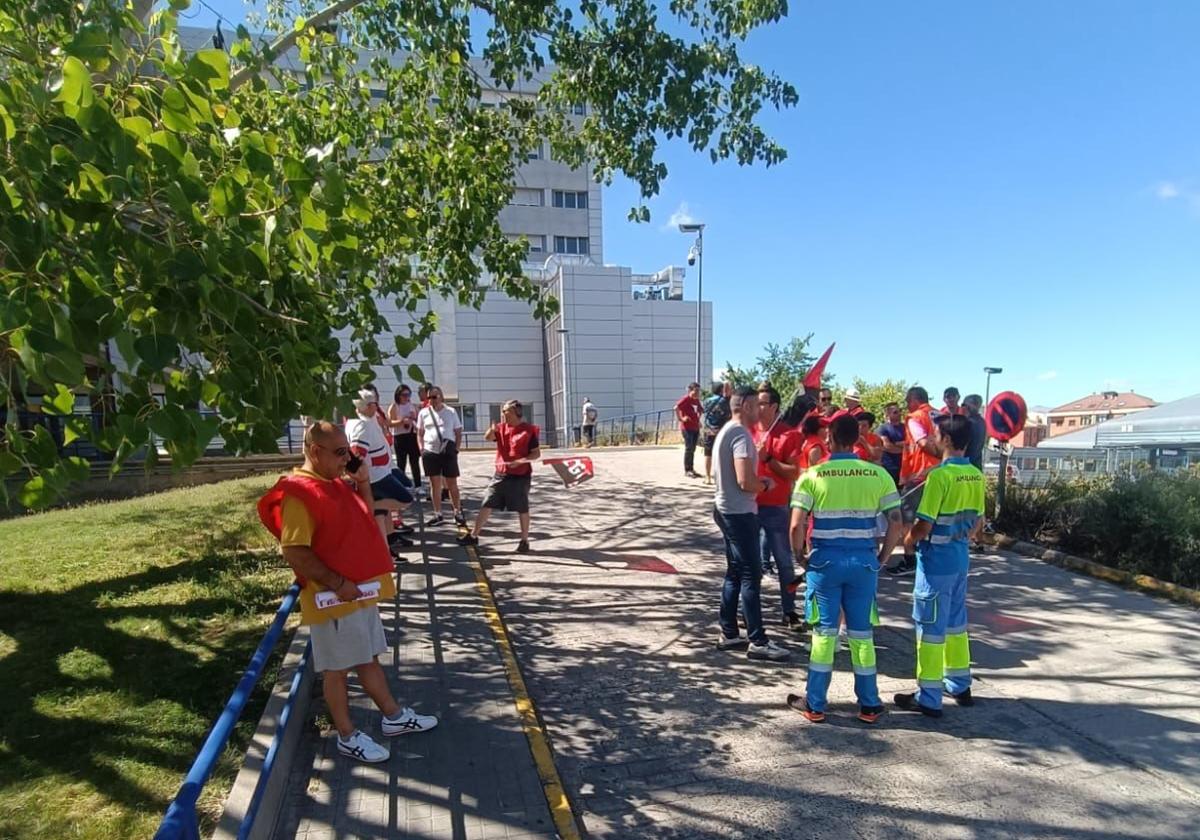 Portesta a las puertas del Hospital de Ávila.