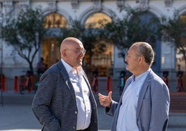 Jesús Julio Carnero (PP) y Alberto Cuadrado (Vox) charlan tras un acto municipal este viernes por la mañana.