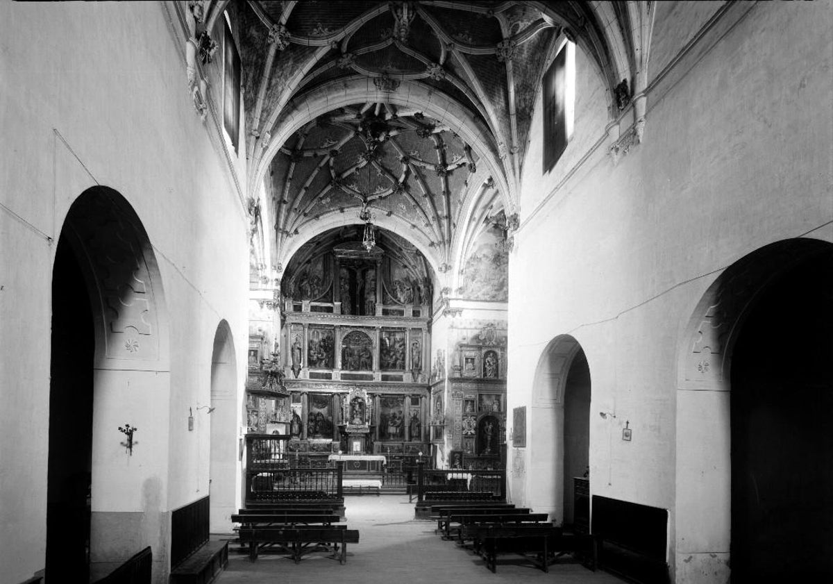 Imagen principal - Arriba, fotografía antigua de la iglesia de Santiago el Real, en Medina del Campo, donde permanecieron los restos de Ensenada hasta 1943. Abajo, grabado del famoso Motín de Esquilache y portada del Palacio de los Dueñas, donde residió el marqués hasta su muerte en 1781.