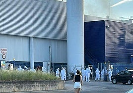Trabajadores a la puerta de la planta durante el incendio.