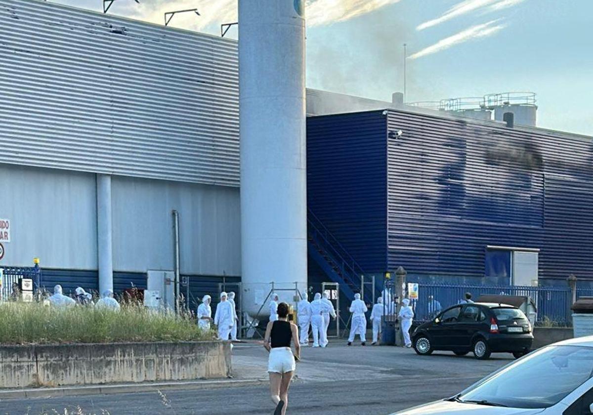 Trabajadores a la puerta de la planta durante el incendio.