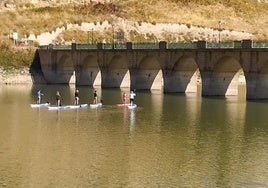 Un grupo de personas, en el embalse de Linares del Arroyo.