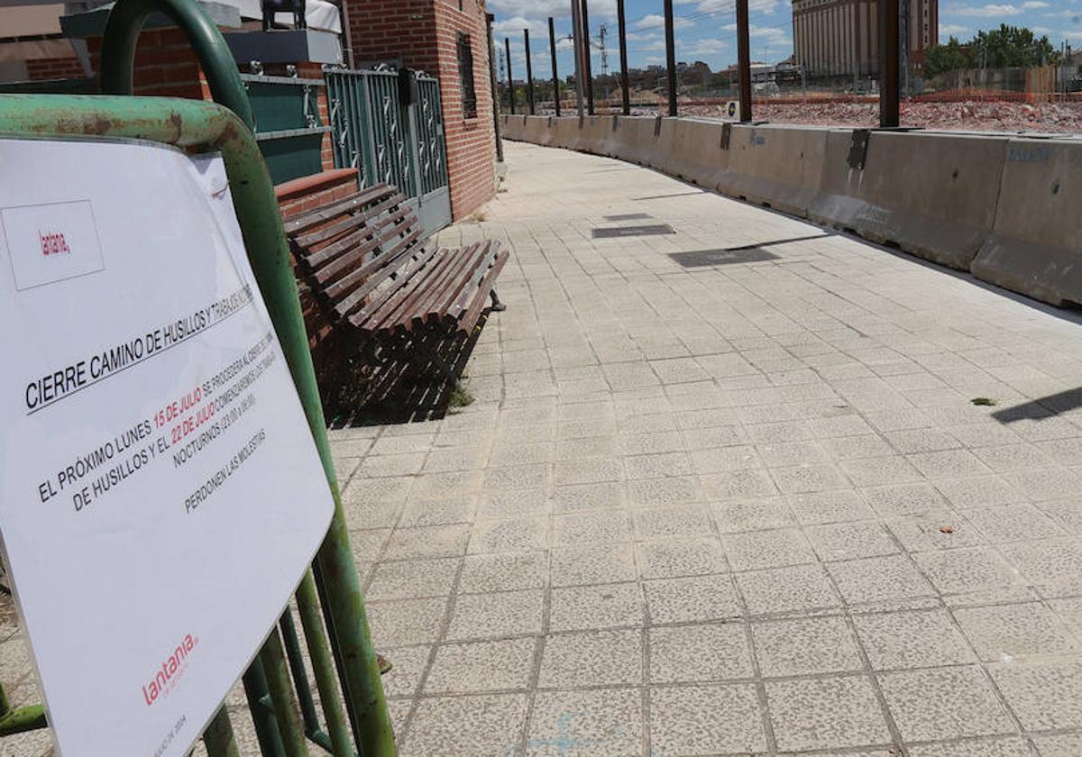 Carteles de la empresa colocados en vallas en la zona.