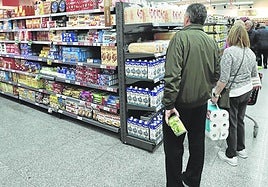 Consumidores en los pasillos de un supermercado.